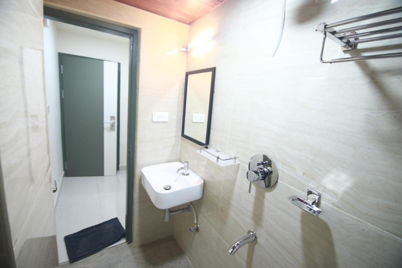 Hotel Royal Blooms Bangalore Dış mekan fotoğraf