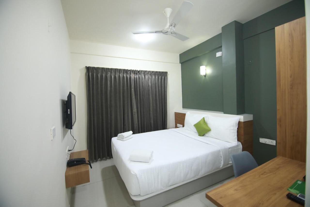 Hotel Royal Blooms Bangalore Dış mekan fotoğraf